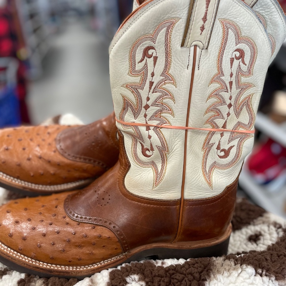 Boot - Picture 2 of 3